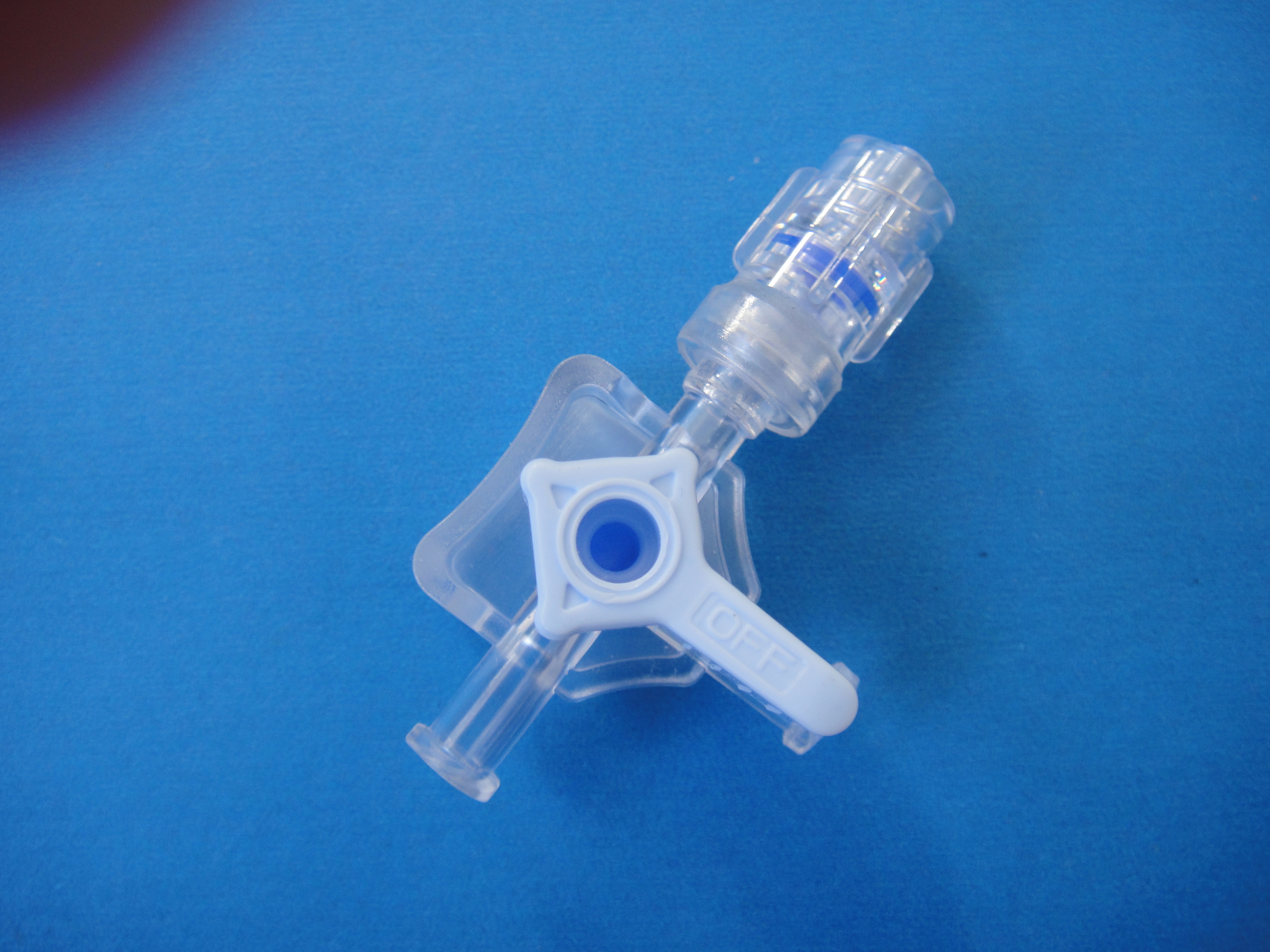 Manifold and stopcocks, 1200psi, Blue Handle, Off Handle, Rotating Male Luer, Female Luer